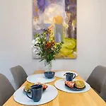 Regina, Boutique 1-bedroom By The Market Square